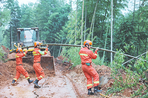 ◎ 福建中南部地區連日出現暴雨,已導致多地受災。福建省防汛辦六月八日通報,汀江支流小瀾溪、大禾溪、黃潭河,晉江西溪等四條河流發生超警戒水位零點零五至零點六六米洪水,目前各主要江河水位已恢復至警戒水位以下;已轉移人員二萬二千零三十六人次。圖為六月七日,福建森林消防指戰員在長汀縣處理塌方的樹木。(中新社)