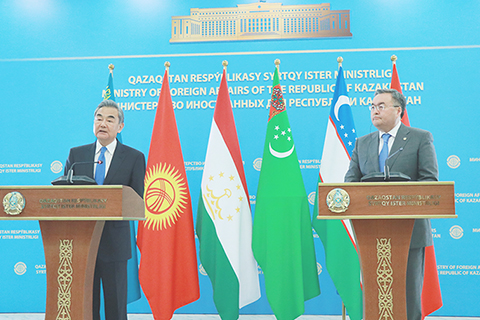 ◎ 當地時間6月8日,在哈薩克努爾蘇丹,中國國務委員兼外長王毅出席「中國+中亞五國」外長第三次會晤。會晤後,王毅同哈薩克副總理兼外長特列烏別爾季共同會見記者。(中新社)