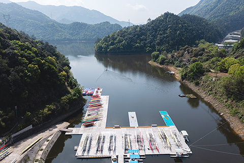 資料圖為2022年4月21日在淳安經濟開發區拍攝的一個水上訓練碼頭(無人機照片)。(新華社記者 徐昱 攝)