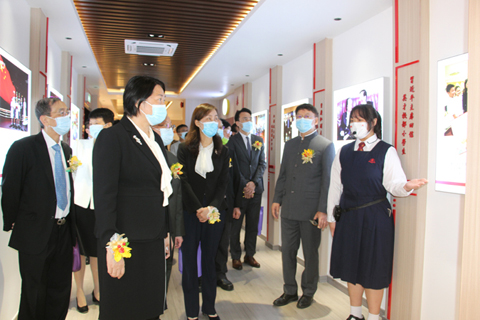 ◎ 嚴植嬋、歐陽瑜等嘉賓們參觀校史室。