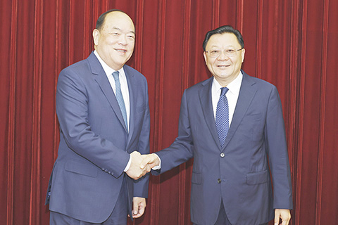 　◎ 行政長官賀一誠與廣東省省長王偉中在進行座談交流前親切握手。