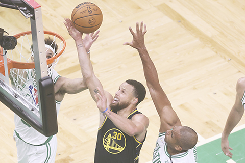 ◎ 勇士三十號居里昨役豪取四十三分。(美聯社)