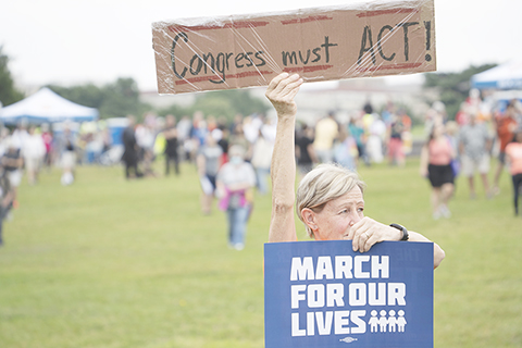 ◎ 六月十一日,在美國首都華盛頓,參加集會人員手持標語牌,要求政府和政客應對槍支暴力問題,加強保護兒童生命安全。(新華社發 蕭瀟 攝)