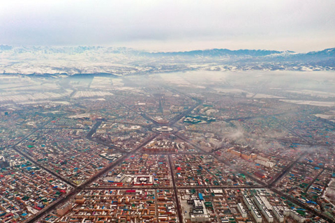 資料圖為冬日的新疆伊犁哈薩克自治州特克斯縣「八卦城」(2021年1月2日攝,無人機照片)。(新華社記者 丁磊 攝)