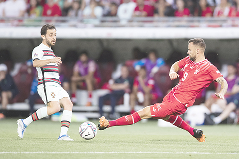 ◎ 瑞士功臣施費洛域(右)和葡足貝拿度施華鬥法。(美聯社)