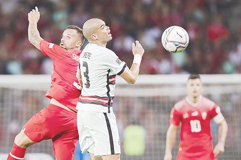 ◎ 葡足老將柏比(中)昨役防守盡責了。(美聯社)