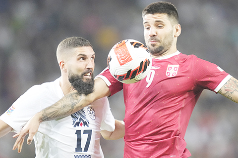 ◎ 塞爾維亞隊入波功臣米杜域(右)昨役十分賣力,最終二比二客平斯洛文尼亞。(美聯社)