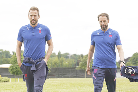 ◎ 澳門時間今夜二時三刻,英足將迎戰匈牙利,昨日主帥修夫基(右)和隊長哈利卡尼出席集訓。(美聯社)