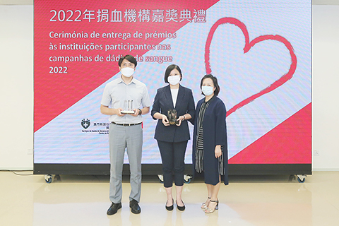 　◎ 捐血中心許萍主任向獲獎機構代表頒發相關獎座。