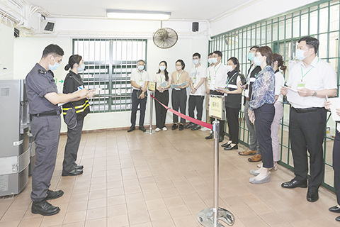 　◎ 懲教局領導、主管與衛生局人員一同視察演練。
