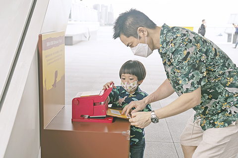 ◎ 鄭嘉穎與兒子。