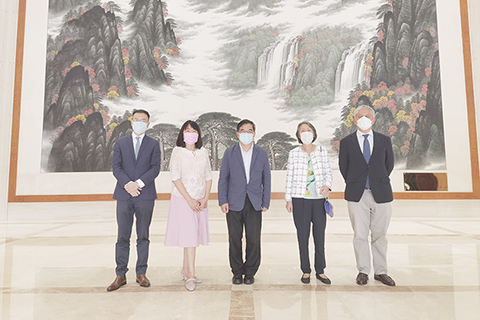 ◎ 左起:法律顧問陳德鋒、媽閣廟值理會主席蔡小華、中聯辦協調部副部長助理布志光、媽閣廟監事會成員柯萬鑽和秘書柯斯仁。