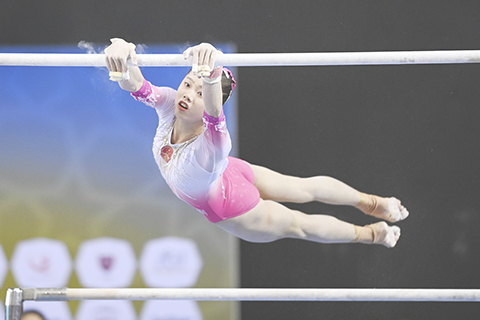 ◎ 體操錦標賽高低杠金牌得主中國韋筱圓。(新華社發)