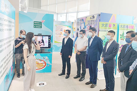 ◎ 主禮嘉賓參觀展覽。