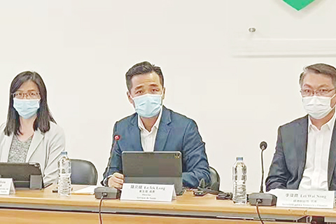 　◎ 經濟財政司長李偉農（右）昨日出席疫情新聞發佈會。