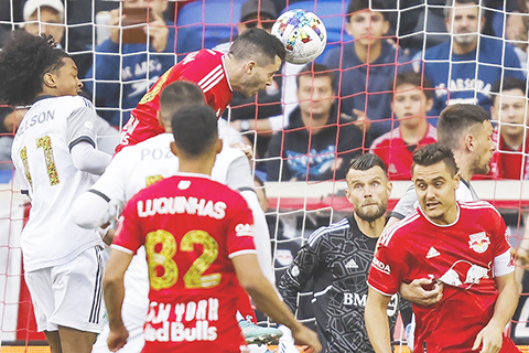 ◎ 當地時間六月十八日,在新澤西州哈里森舉行的美職聯足球比賽上半場,紐約紅牛隊中場球員劉易斯.摩根(10)頭球攻門,是役,紐約紅牛隊以二比0輕取多倫多FC隊。(美聯社/愛德華多.穆尼奧斯.阿爾瓦雷斯)