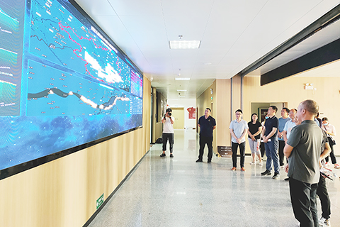 ◎ 梧州市政協主席、萬秀區委書記及澳科大團隊研究西江航運水情。