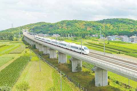 ◎ 本月二十日,列車行駛在鄭渝高鐵湖北省襄陽市東津新區境內(無人機照片)。當日,鄭州至重慶高速鐵路襄陽東至萬州北段開通,鄭渝高鐵實現全線貫通運營。鄭渝高鐵北起河南省鄭州市,南至重慶市,途經河南、湖北、重慶三省市,全長一千零六十八公里,是我國「八縱八橫」高速鐵路主通道的重要組成部份。 (新華社發 楊東 攝)