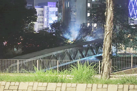 ◎ 六月二十一日晚,香港元朗宏達路近朗屏港鐵站附近,有電力公司的設施起火,導致元朗和天水圍等區大規模停電,大廈全幢熄燈,漆黑一片。(香港中通社記者 張海德 攝)