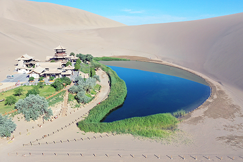 這是6月14日拍攝的鳴沙山月牙泉景區(無人機照片)。(新華社記者 郭剛 攝)
