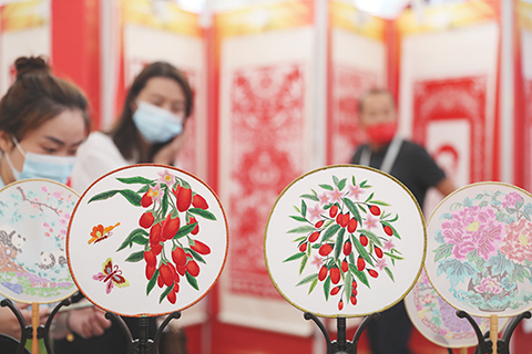 ◎ 六月二十二日,寧夏中寧,市民在中寧枸杞交易中心觀賞枸杞題材刺繡作品。當日,第五屆枸杞產業博覽會在寧夏中寧縣開幕。(中新社記者于晶攝)