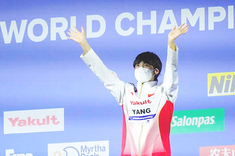 ◎ 當地時間六月二十一日在匈牙利布達佩斯舉行的第十九屆世界游泳錦標賽女子二百米自由泳決賽中,中國隊二十歲的奧運冠軍楊浚瑄以一分五十四秒九二首先完成賽事,為中國隊摘下今屆世錦賽金牌,而銅牌由十九歲的中國泳將湯慕涵奪得。(美聯社)