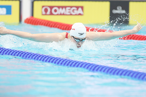 ◎ 六月二十二日,張雨霏在比賽中。在匈牙利布達佩斯舉行的二0二二世界游泳錦標賽女子二百米蝶泳決賽中,中國選手張雨霏獲得銅牌。(新華社記者 李穎 攝)