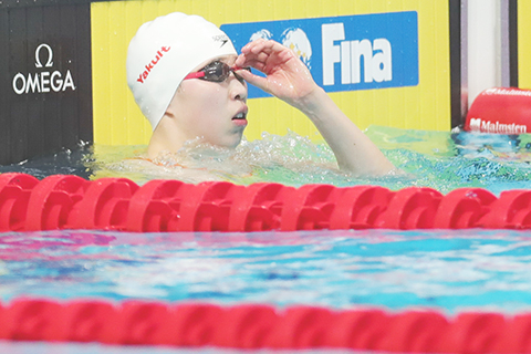 ◎ 六月而二十二日,中國選手陳潔在匈牙利布達佩斯舉行的第十九屆國際泳聯世界錦標賽女子五十米仰泳半決賽後作出的反應。(新華社/鄭煥松)