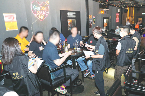 ◎ 警方突擊巡查多間酒吧及娛樂場所。
