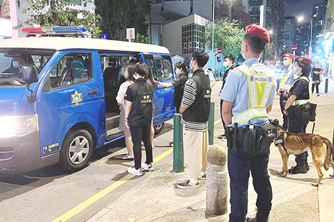 ◎ 警方將身份可疑人士帶返警局作進一步調查。