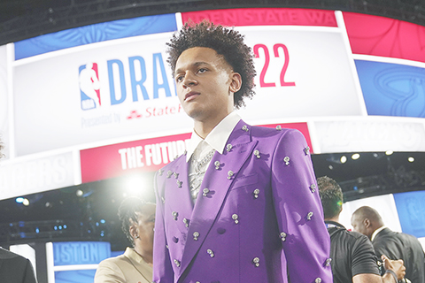 ◎ 保羅.班捷路(Paolo Banchero)於六月二十三日在紐約舉行的NBA籃球選秀開始前行走。班捷路被奧蘭多魔術隊以第一順位選中。(美聯社/約翰.明奇洛)