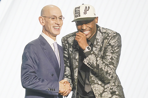 ◎ 馬拉基.布拉納姆在六月二十三日,在紐約舉行的NBA籃球選秀中以第二十順位被選中後,與NBA總裁亞當.西爾弗握手,喜不自勝。(美聯社/約翰.明奇洛)