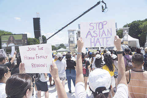 　◎ 六月廿五日，在美國首都華盛頓，示威者參加反亞裔仇恨集會。美國亞裔人士廿五日午後在首都華盛頓市國家廣場舉行集會，呼籲停止針對亞裔的仇恨及暴力犯罪行為。（新華社記者 劉傑 攝）