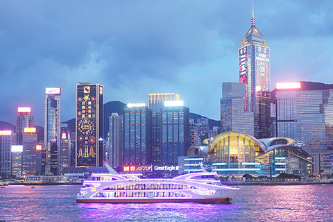 　◎ 六月二十九日晚，香港維多利亞港兩岸燈光璀璨，多棟大廈外牆上慶祝香港回歸二十五周年的燈飾格外醒目。（中新社記者　張煒　攝）