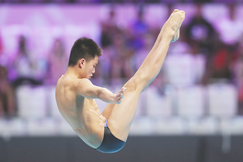 　◎六月二十九日，白鈺鳴在比賽中。在匈牙利布達佩斯舉行的二０二二年世界游泳錦標賽跳水混合全能決賽中，中國選手全紅嬋/白鈺鳴奪得冠軍。（新華社記者　鄭煥松　攝）