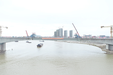 ◎ 七月一日,中鐵大橋局發布消息稱,粵港澳大灣區工程龍翔大橋項目主航道橋全線實現貫通,預計今年年底全線建成通車。該項目通車後,將進一步完善廣東佛山區域交通運輸結構,提高過江通道運輸能力,促進大灣區社會經濟一體化。(香港中通社圖片)