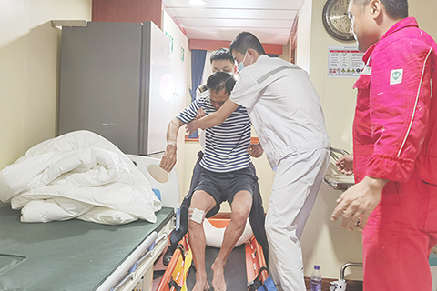 ◎ 七月四日,據廣東省海上搜救中心最新發佈,當日五時十四分,海軍一六二艦在外圍搜尋區北緯二十度卅二點八分,東經一百一十一度六點五分發現并救起一人。經海軍廣州基地證實,被救起人員生命體徵穩定,屬「福景00一」輪甲板工,已安排接送到岸。圖為獲救船員。(香港中通社)