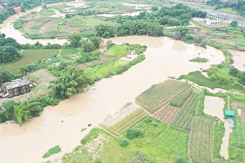 ◎ 這是七月四日拍攝的廣西南寧市那平江水位上漲情況(無人機照片)。 當日,廣西南寧市再遇強降雨,部份城市道路積水,內河水位上漲。南寧市氣象台七月四日七時五十六分繼續發佈暴雨橙色預警信號,提醒防範山洪地質災害及城區積澇風險。(新華社記者 周華攝)