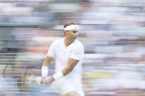 ◎ 倫敦,七月五日,在英國倫敦舉行的溫布頓網球錦標賽男子單打第四輪比賽中,西班牙選手拉斐爾.拿度與荷蘭選手博蒂克.雲迪桑普展開角逐,拿度以直落三盤擊敗對手,晉級八強。(新華社/韓彥)