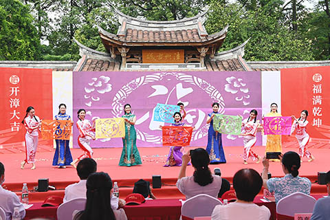 圖為剪紙表演《五福呈祥》。(中新社記者 張金川 攝)