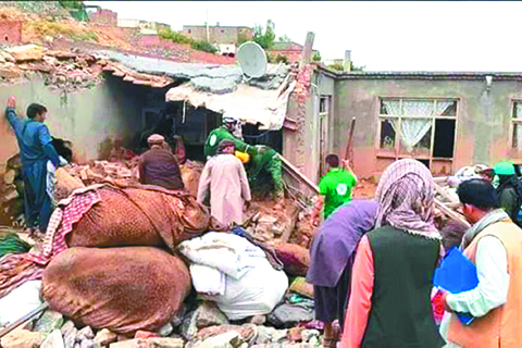 ◎ 阿富汗6月22日發生規模5.9強震,造成數以千計的房屋倒塌、逾千人傷亡。圖╱馬來西亞世界和平組織提供