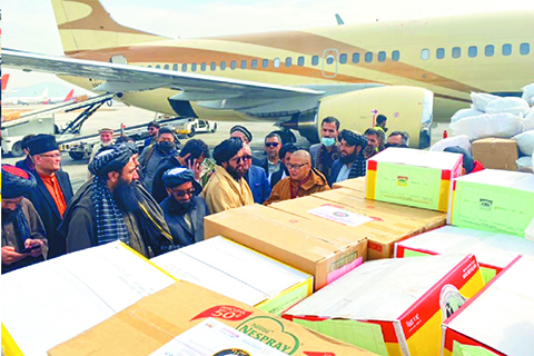 ◎ 今年2月馬來西亞佛光山和佛光會送物資到阿富汗,國際佛光會東南亞副祕書長覺誠法師(中)代表出席。圖╱資料照片