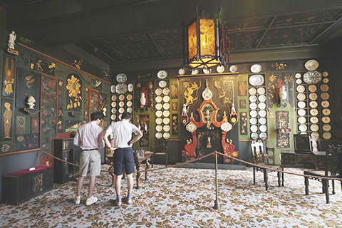 ◎ 六月十四日,遊客在位於法國巴黎的雨果故居參觀「中國客廳」。(新華社記者高靜 攝)