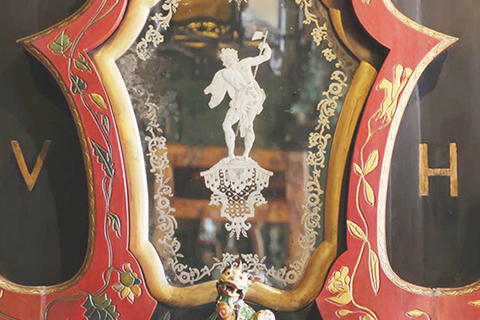 ◎ 這是六月十四日在位於法國巴黎的雨果故居拍攝的「中國客廳」內的著名的木板烙畫「雜技少年」,V和H是維克多.雨果姓名的首字母。(新華社記者高靜 攝)