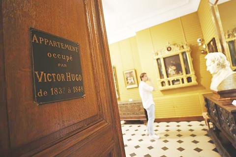 ◎ 六月十四日,一名遊客在位於法國巴黎的雨果故居參觀。(新華社記者高靜 攝)