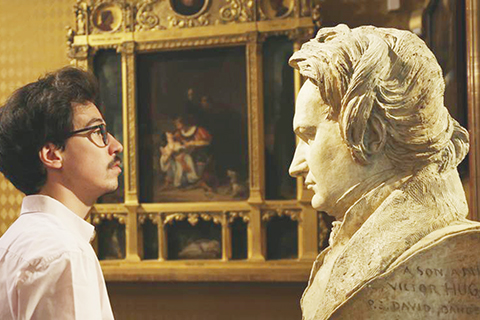 ◎ 六月十四日,一名遊客在位於法國巴黎的雨果故居參觀。(新華社記者高靜 攝)