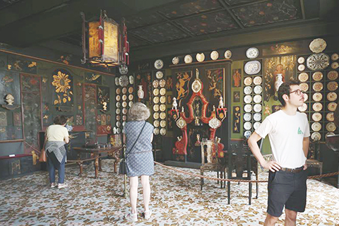 ◎ 六月十四日,遊客在位於法國巴黎的雨果故居參觀「中國客廳」。(新華社記者高靜 攝)