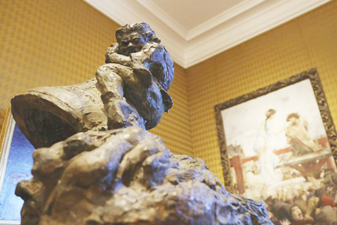 ◎ 這是六月十四日在位於法國巴黎的雨果故居拍攝的根據雨果名著《巴黎聖母院》創作的油畫作品和敲鐘人卡西莫多的雕塑。(新華社記者高靜 攝)