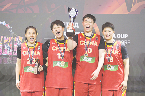 ◎ 七月十日,中國隊球員王麗麗、萬濟圓、張芷婷和黃琨(從左至右)在頒獎儀式上。當日,在新加坡舉行的二0二二國際籃聯三人籃球亞洲盃女子決賽中,中國隊以十四比十戰勝澳大利亞隊,奪得冠軍。(新華社發 鄧智煒 攝)