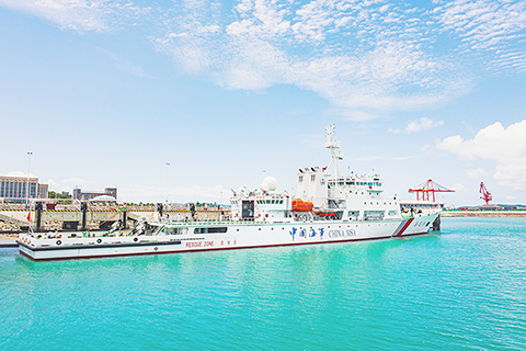 ◎ 這是七月十一日拍攝的停靠在平潭海事監管基地的「海巡0六」輪(無人機照片)。(新華社發)